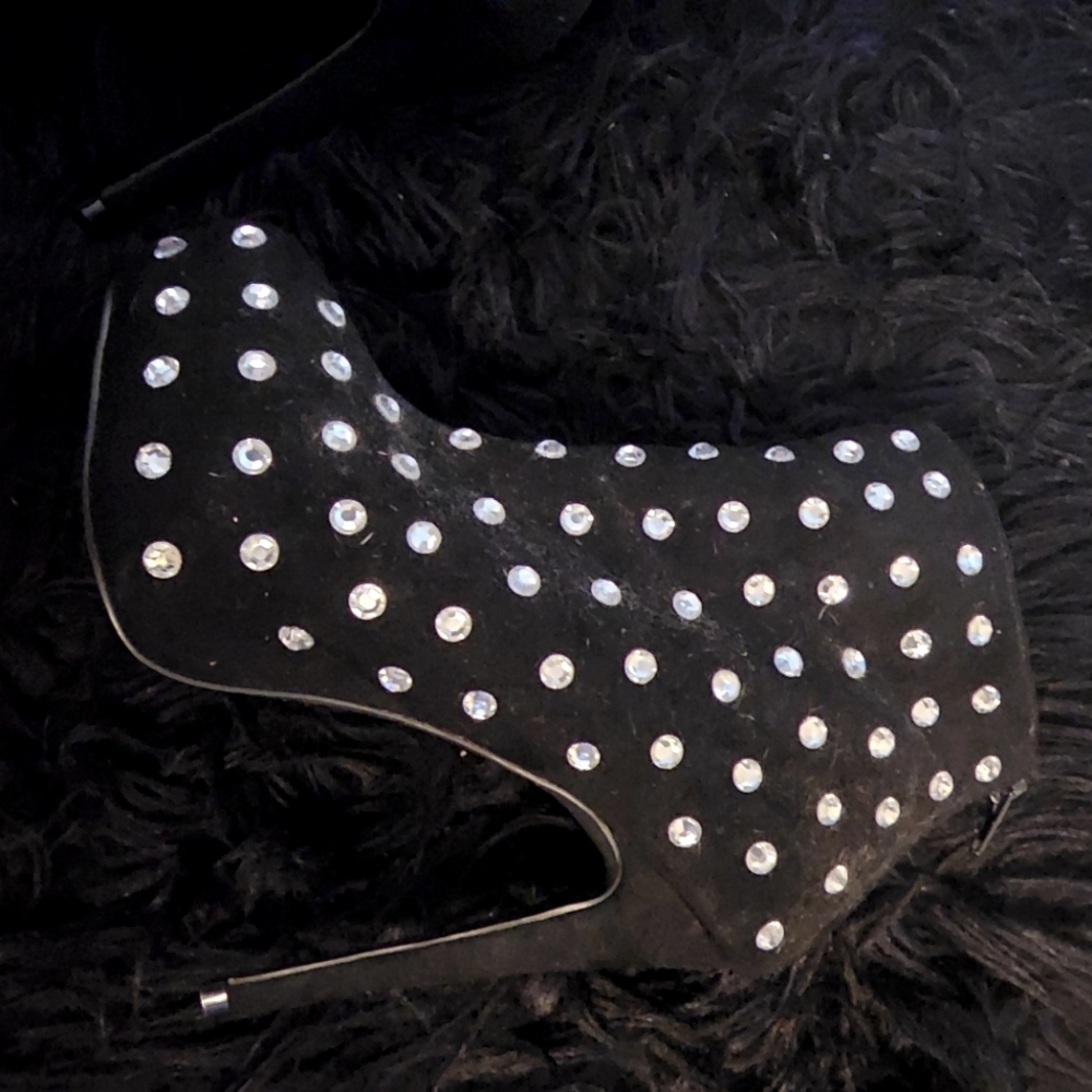 WOMAN'S BOOTIES